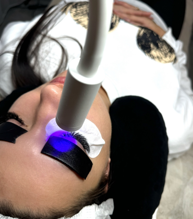 Процесс наращивания ресниц